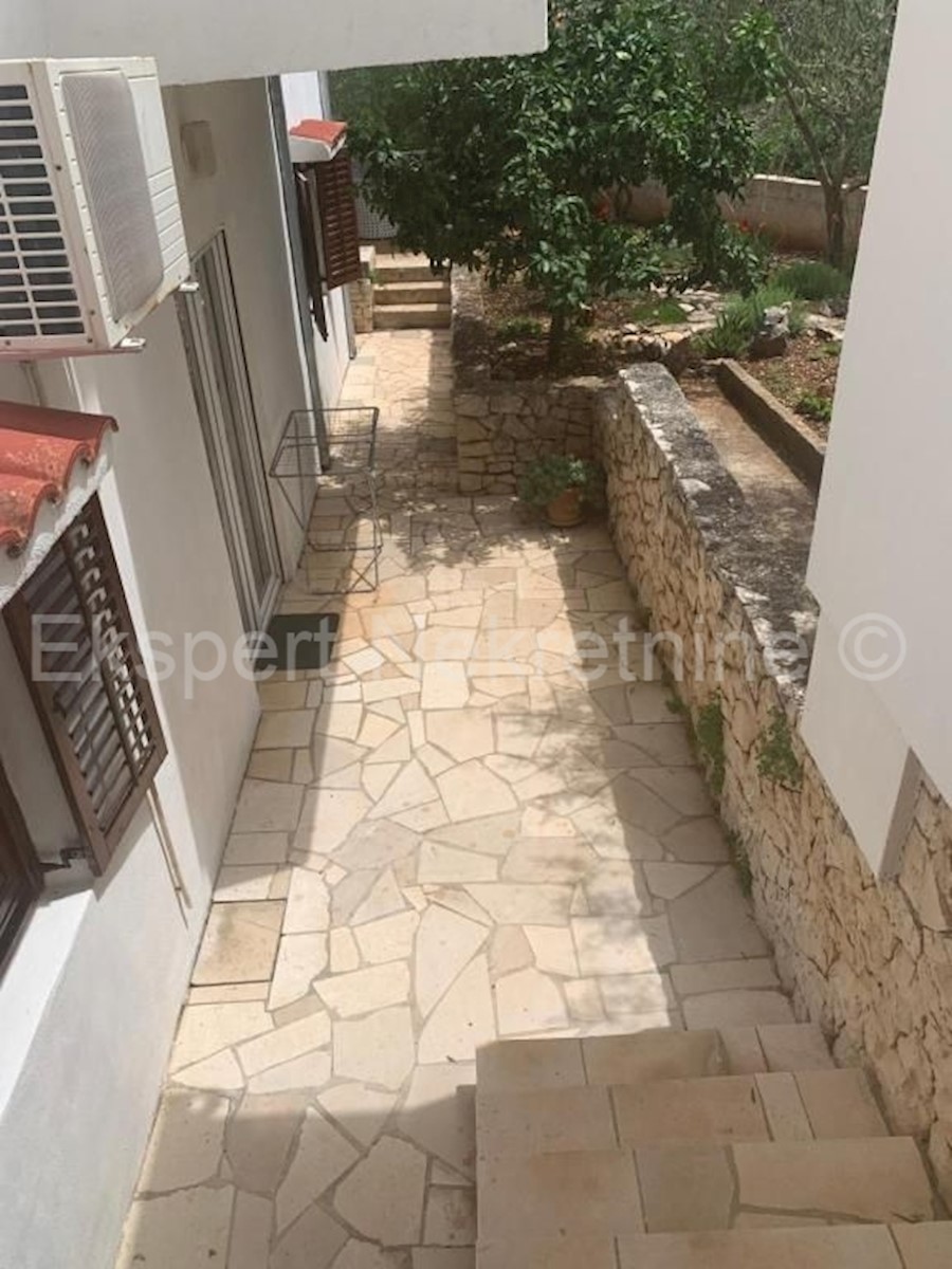 Slatine, casa indipendente 500 m2, 75 m dal mare con vista