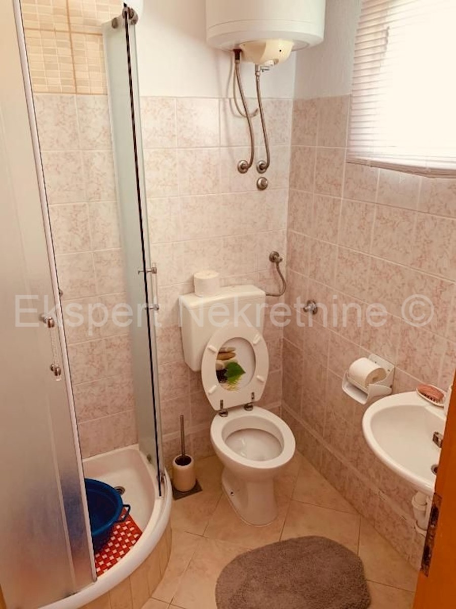 Slatine, casa indipendente 500 m2, 75 m dal mare con vista