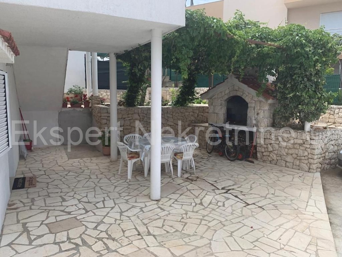 Slatine, casa indipendente 500 m2, 75 m dal mare con vista