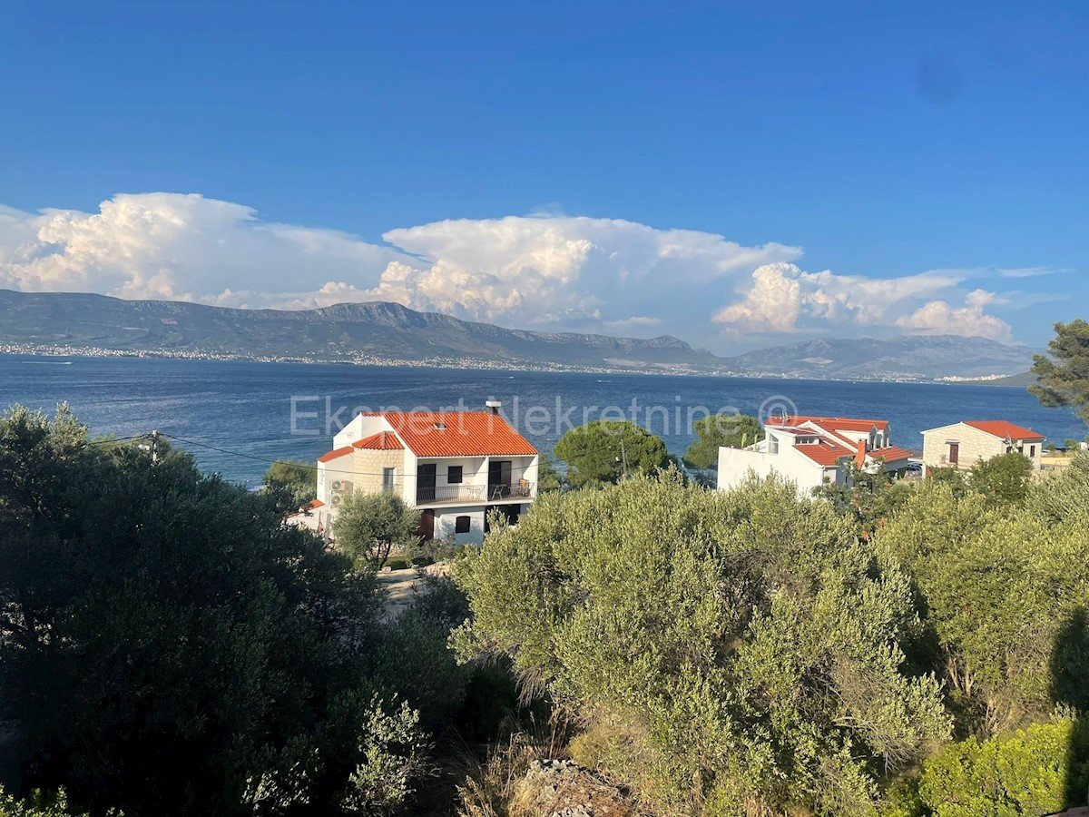 Slatine, casa indipendente 500 m2, 75 m dal mare con vista
