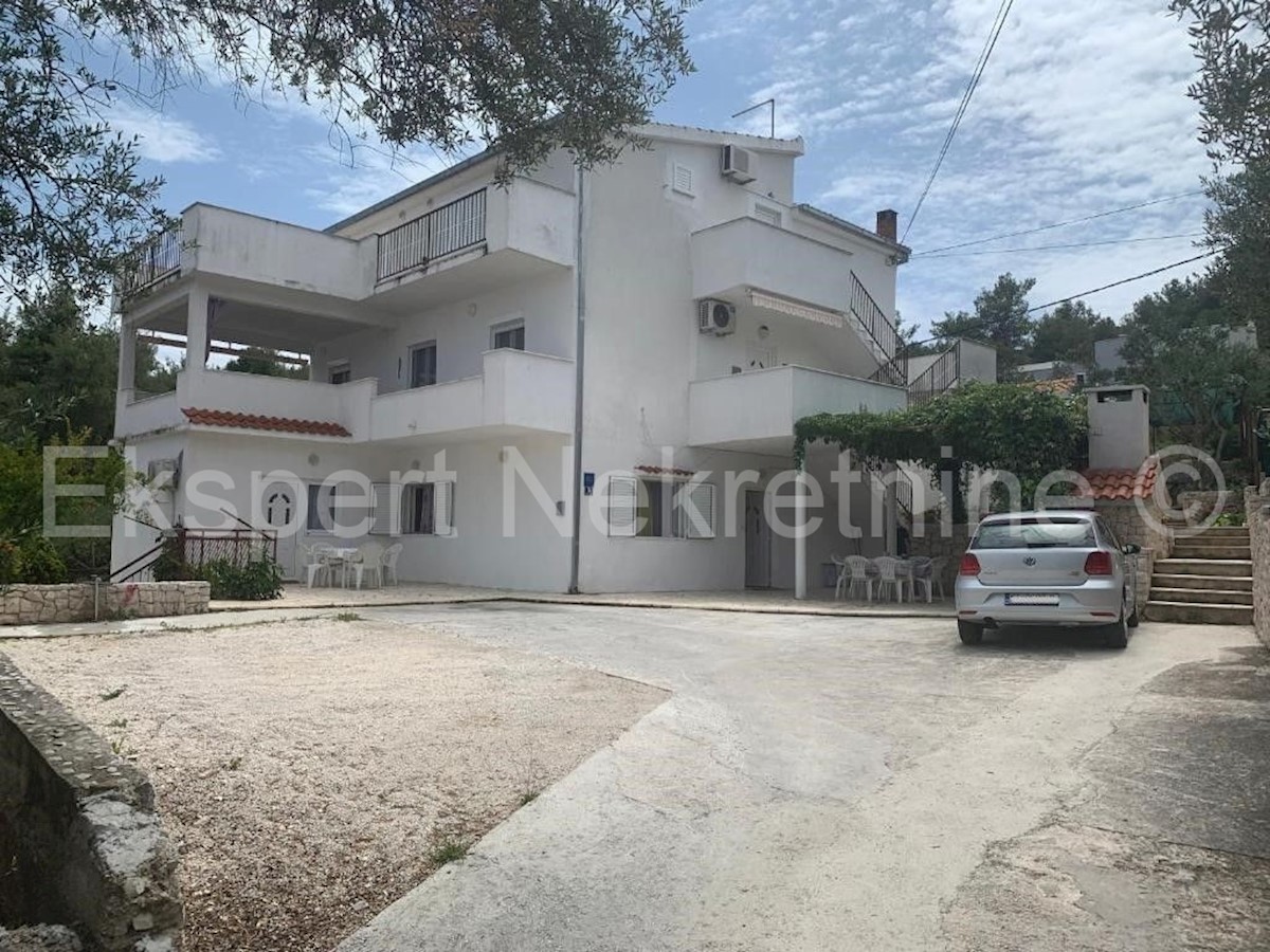Slatine, casa indipendente 500 m2, 75 m dal mare con vista