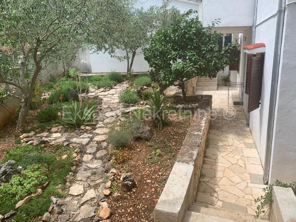 Slatine, casa indipendente 500 m2, 75 m dal mare con vista