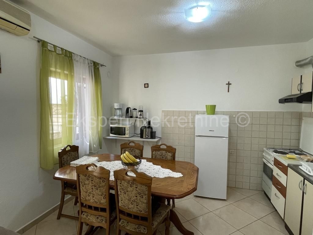 Slatine, casa indipendente 500 m2, 75 m dal mare con vista