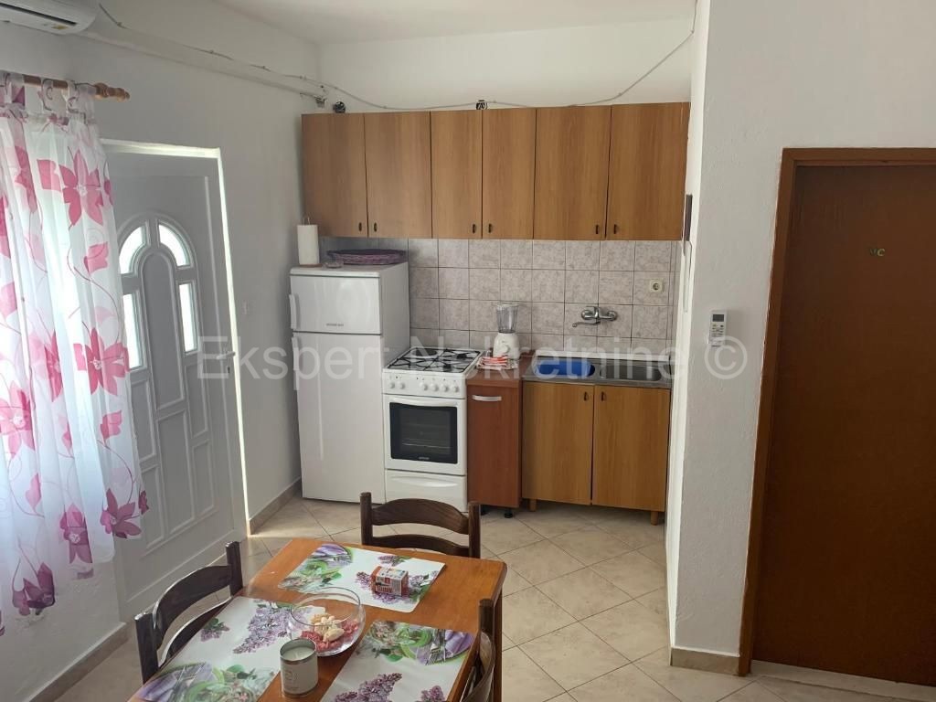 Slatine, casa indipendente 500 m2, 75 m dal mare con vista