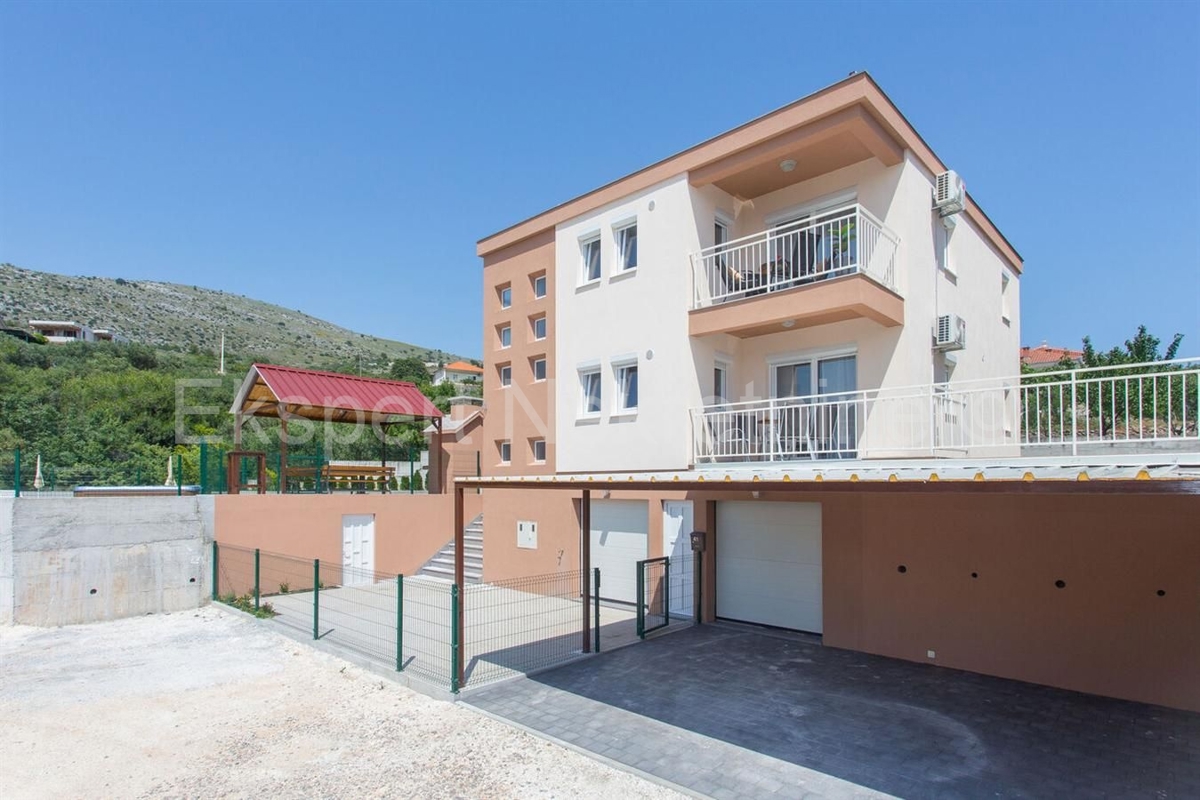 Seget Vranjica, casa plurifamiliare 258m2 con 2 appartamenti. e una piscina, disposta su 3 piani