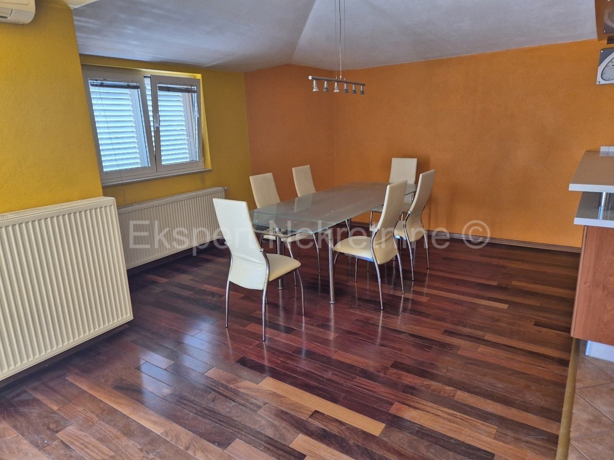 Spalato, Manuš, appartamento diviso in due unità abitative di 50 m2 e 30 m2. (planimetria allegata)  Impianti elettrici, idrici, pavimenti, pareti, soffitto, aperture, soletta in cemento completamente ristrutturati.  L'appartamento è arredato e viene