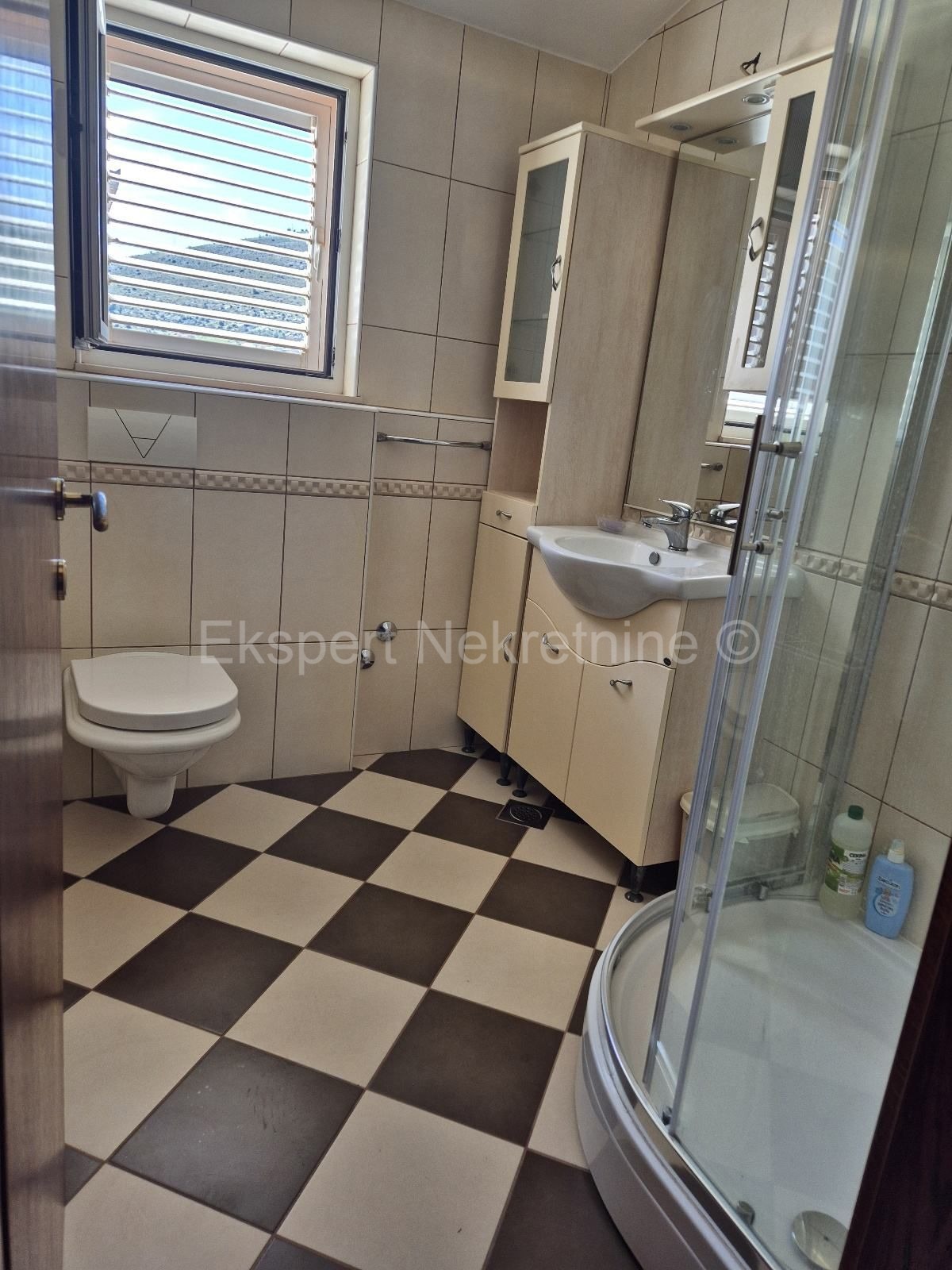 Spalato, Manuš, appartamento diviso in due unità abitative di 50 m2 e 30 m2. (planimetria allegata)  Impianti elettrici, idrici, pavimenti, pareti, soffitto, aperture, soletta in cemento completamente ristrutturati.  L'appartamento è arredato e viene