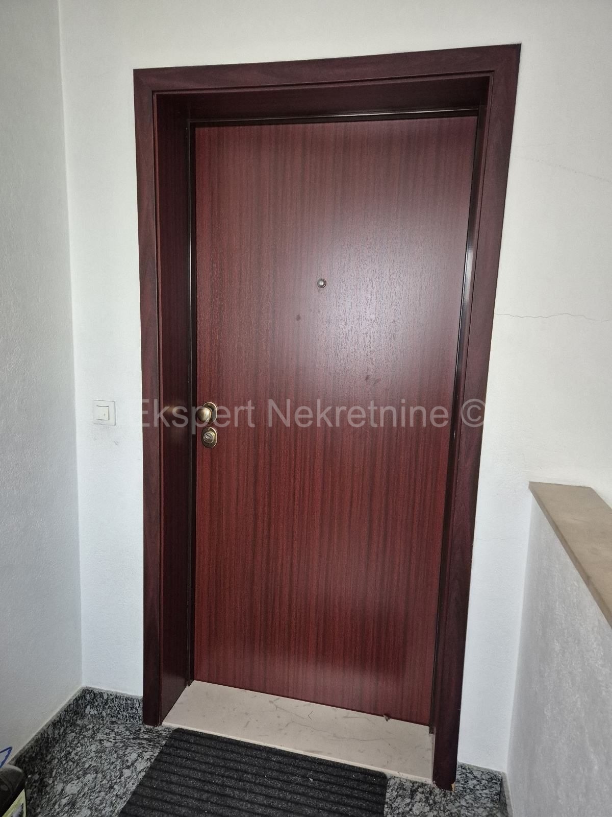 Spalato, Manuš, appartamento diviso in due unità abitative di 50 m2 e 30 m2. (planimetria allegata)  Impianti elettrici, idrici, pavimenti, pareti, soffitto, aperture, soletta in cemento completamente ristrutturati.  L'appartamento è arredato e viene