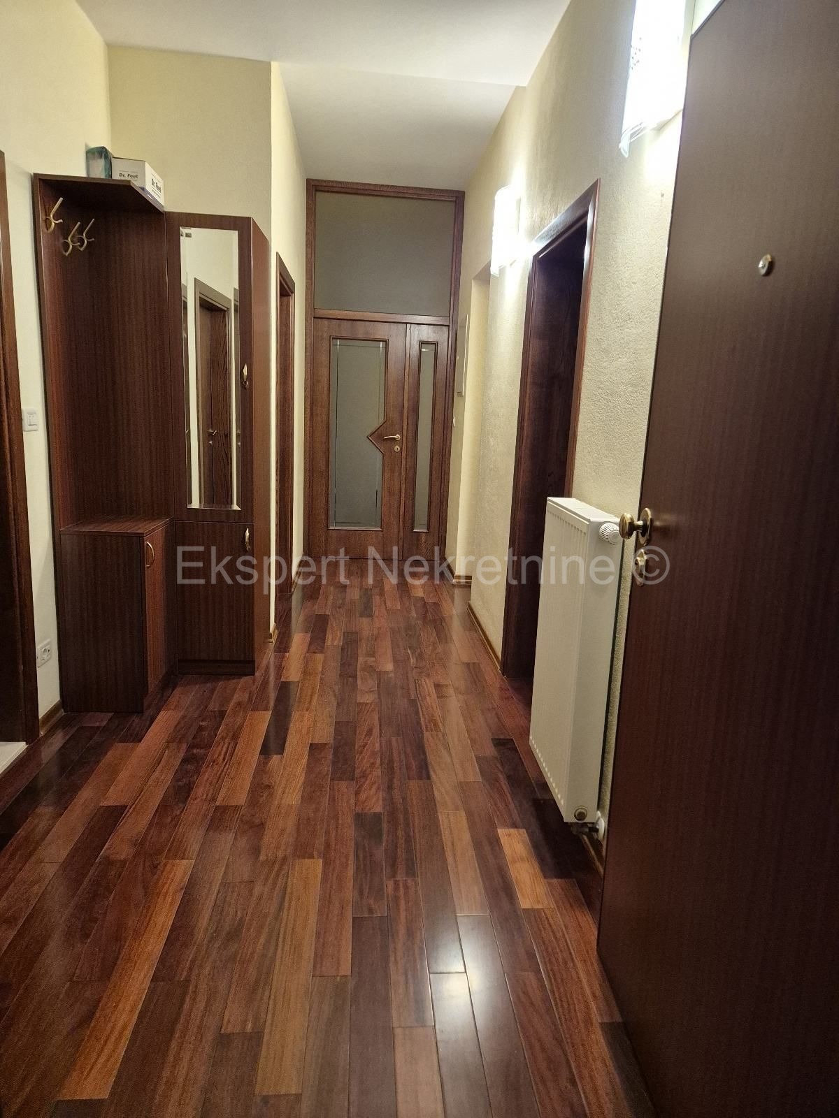 Spalato, Manuš, appartamento diviso in due unità abitative di 50 m2 e 30 m2. (planimetria allegata)  Impianti elettrici, idrici, pavimenti, pareti, soffitto, aperture, soletta in cemento completamente ristrutturati.  L'appartamento è arredato e viene