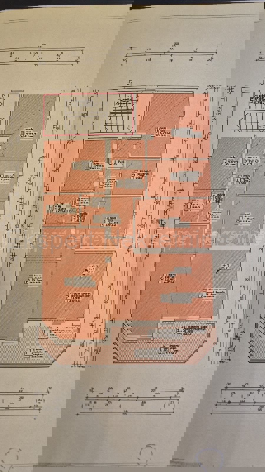 Spalato, Manuš, appartamento diviso in due unità abitative di 50 m2 e 30 m2. (planimetria allegata)  Impianti elettrici, idrici, pavimenti, pareti, soffitto, aperture, soletta in cemento completamente ristrutturati.  L'appartamento è arredato e viene