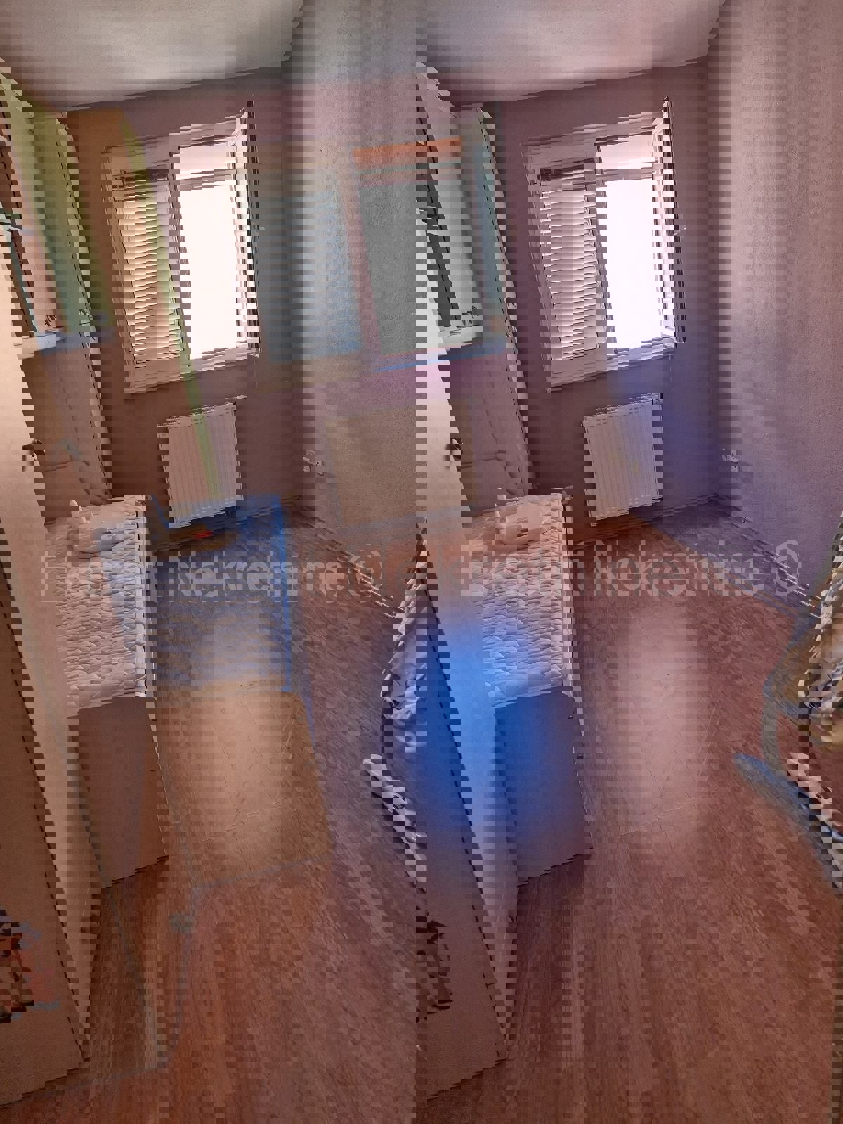 Spalato, Manuš, appartamento diviso in due unità abitative di 50 m2 e 30 m2. (planimetria allegata)  Impianti elettrici, idrici, pavimenti, pareti, soffitto, aperture, soletta in cemento completamente ristrutturati.  L'appartamento è arredato e viene