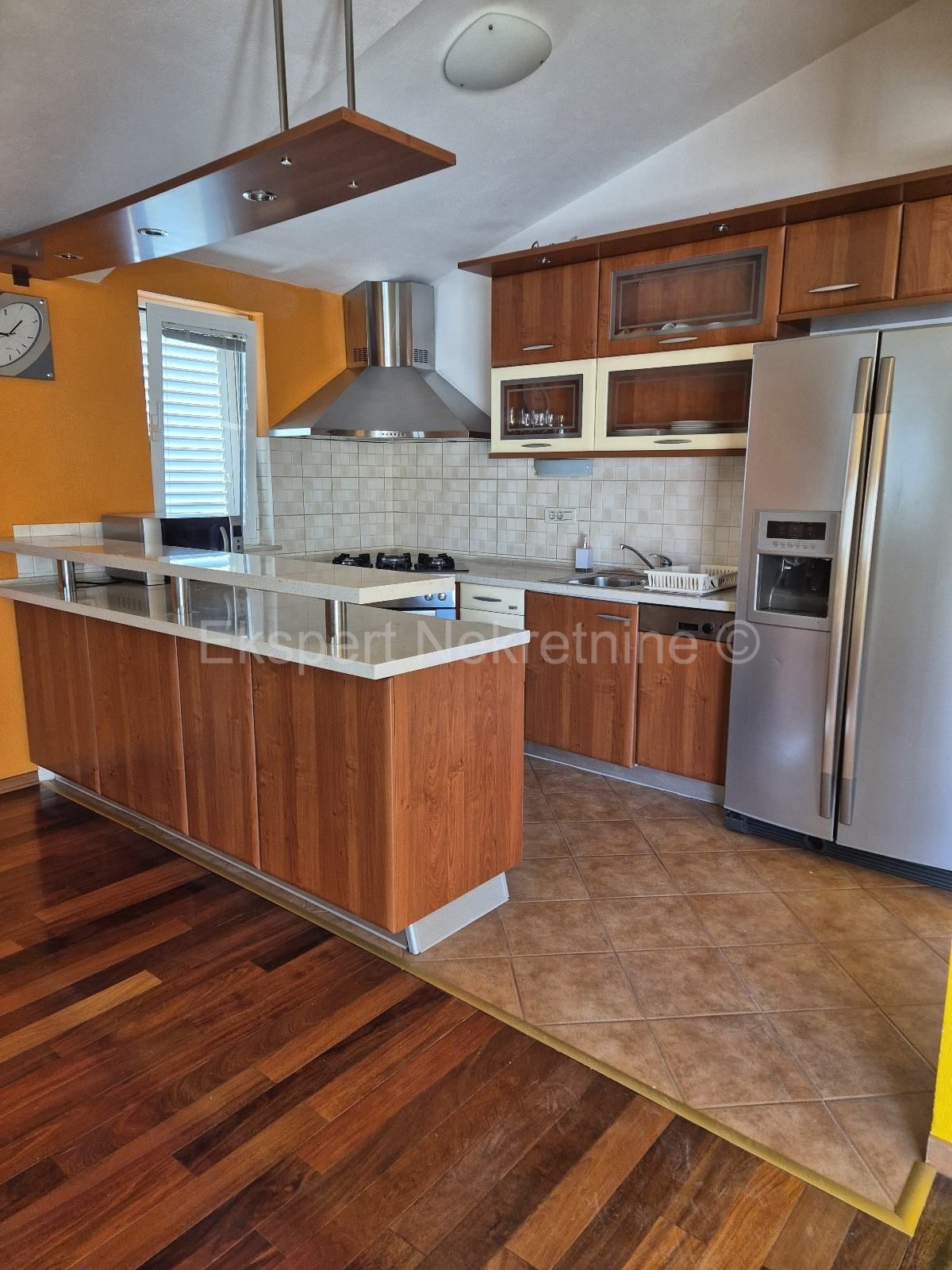 Spalato, Manuš, appartamento diviso in due unità abitative di 50 m2 e 30 m2. (planimetria allegata)  Impianti elettrici, idrici, pavimenti, pareti, soffitto, aperture, soletta in cemento completamente ristrutturati.  L'appartamento è arredato e viene