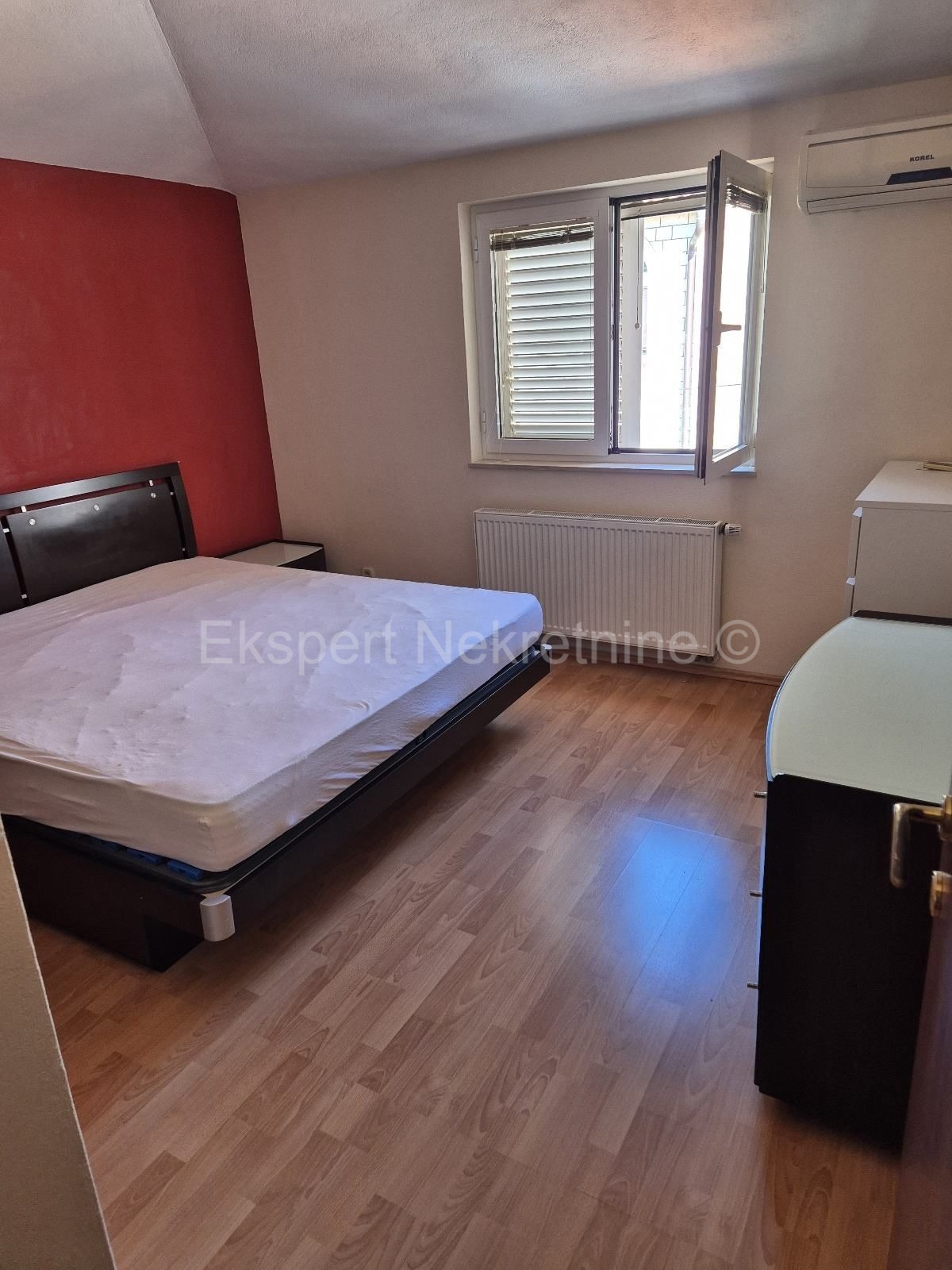 Spalato, Manuš, appartamento diviso in due unità abitative di 50 m2 e 30 m2. (planimetria allegata)  Impianti elettrici, idrici, pavimenti, pareti, soffitto, aperture, soletta in cemento completamente ristrutturati.  L'appartamento è arredato e viene