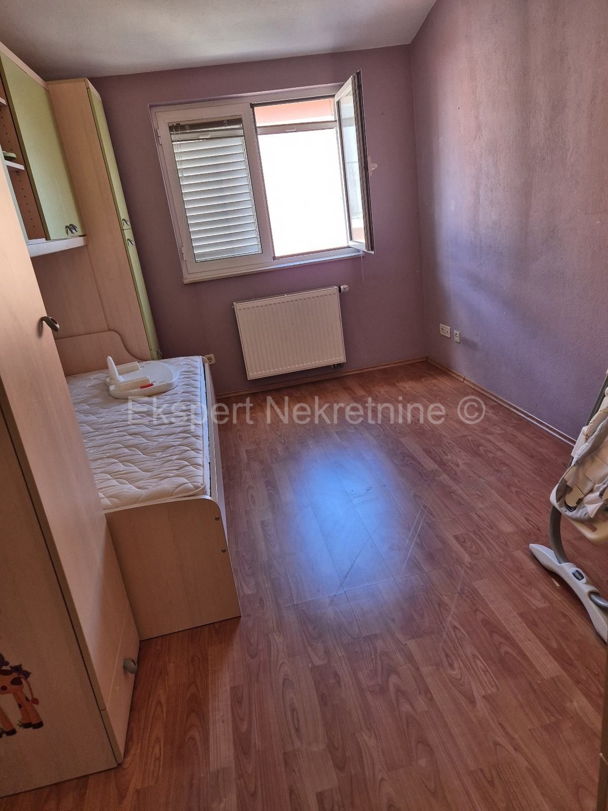 Spalato, Manuš, appartamento diviso in due unità abitative di 50 m2 e 30 m2. (planimetria allegata)  Impianti elettrici, idrici, pavimenti, pareti, soffitto, aperture, soletta in cemento completamente ristrutturati.  L'appartamento è arredato e viene