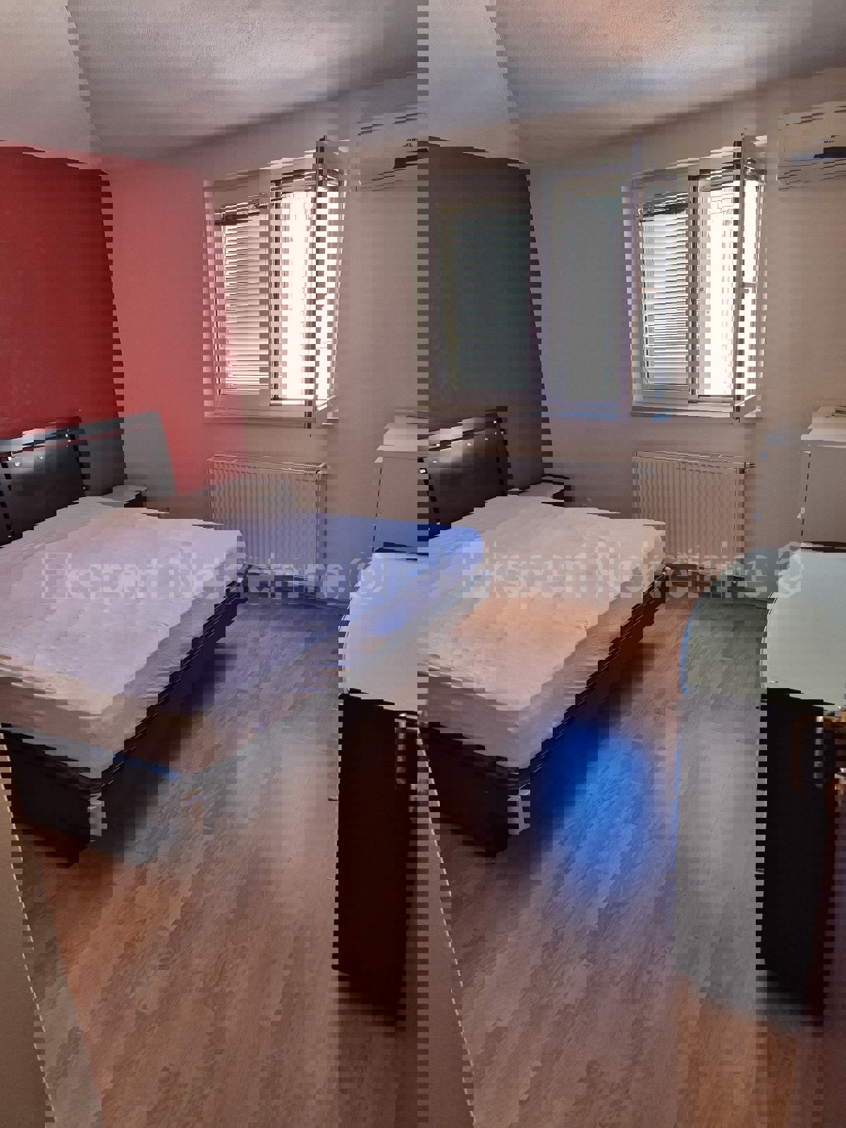 Spalato, Manuš, appartamento diviso in due unità abitative di 50 m2 e 30 m2. (planimetria allegata)  Impianti elettrici, idrici, pavimenti, pareti, soffitto, aperture, soletta in cemento completamente ristrutturati.  L'appartamento è arredato e viene