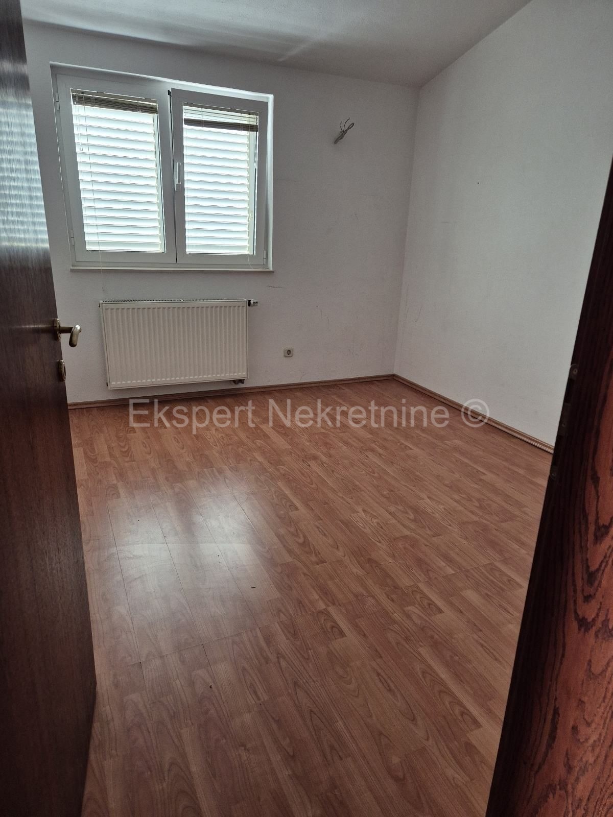 Spalato, Manuš, appartamento diviso in due unità abitative di 50 m2 e 30 m2. (planimetria allegata)  Impianti elettrici, idrici, pavimenti, pareti, soffitto, aperture, soletta in cemento completamente ristrutturati.  L'appartamento è arredato e viene