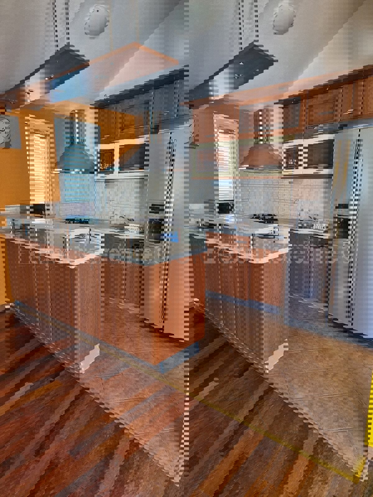 Spalato, Manuš, appartamento diviso in due unità abitative di 50 m2 e 30 m2. (planimetria allegata)  Impianti elettrici, idrici, pavimenti, pareti, soffitto, aperture, soletta in cemento completamente ristrutturati.  L'appartamento è arredato e viene