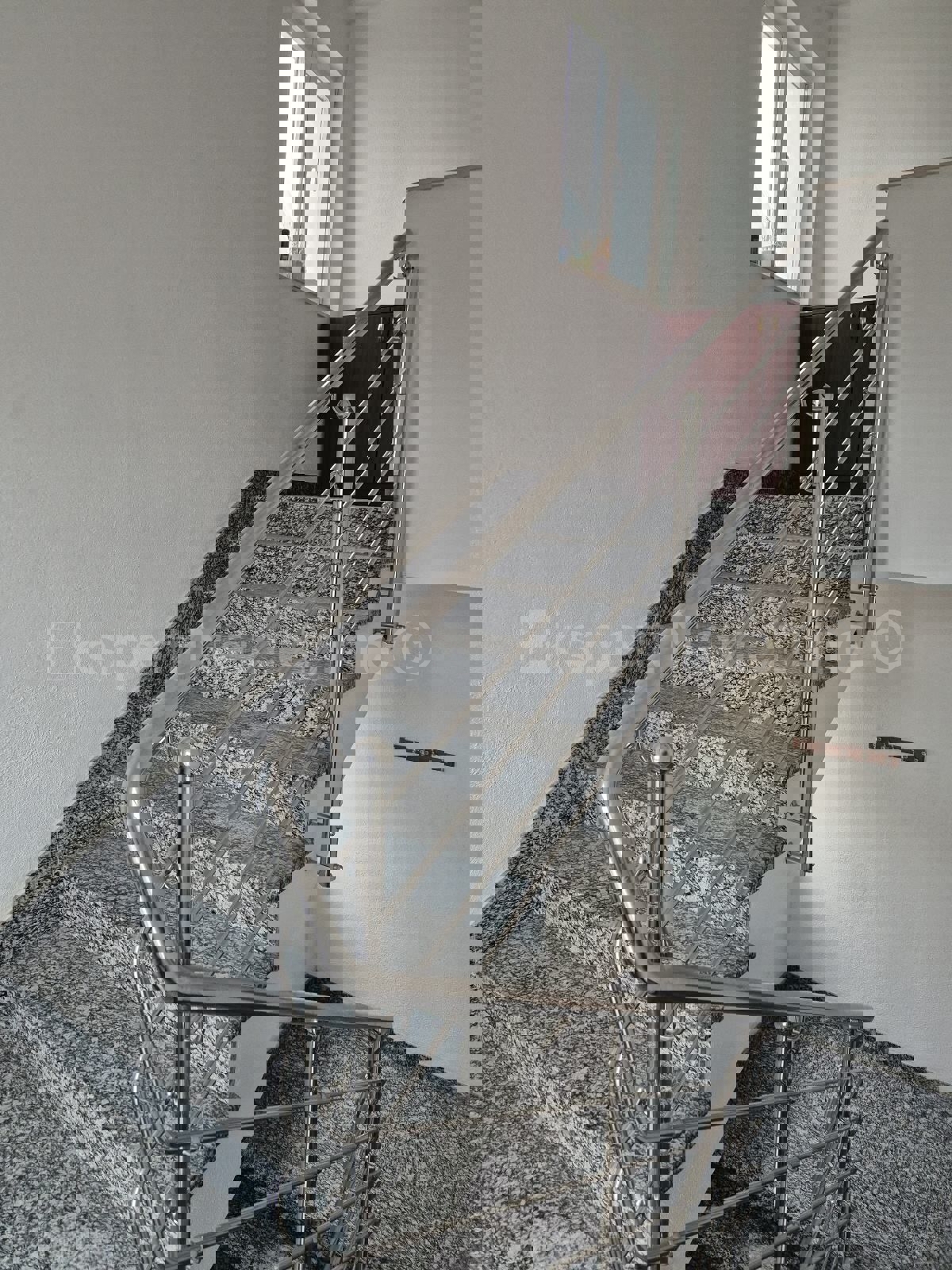 Spalato, Manuš, appartamento diviso in due unità abitative di 50 m2 e 30 m2. (planimetria allegata)  Impianti elettrici, idrici, pavimenti, pareti, soffitto, aperture, soletta in cemento completamente ristrutturati.  L'appartamento è arredato e viene