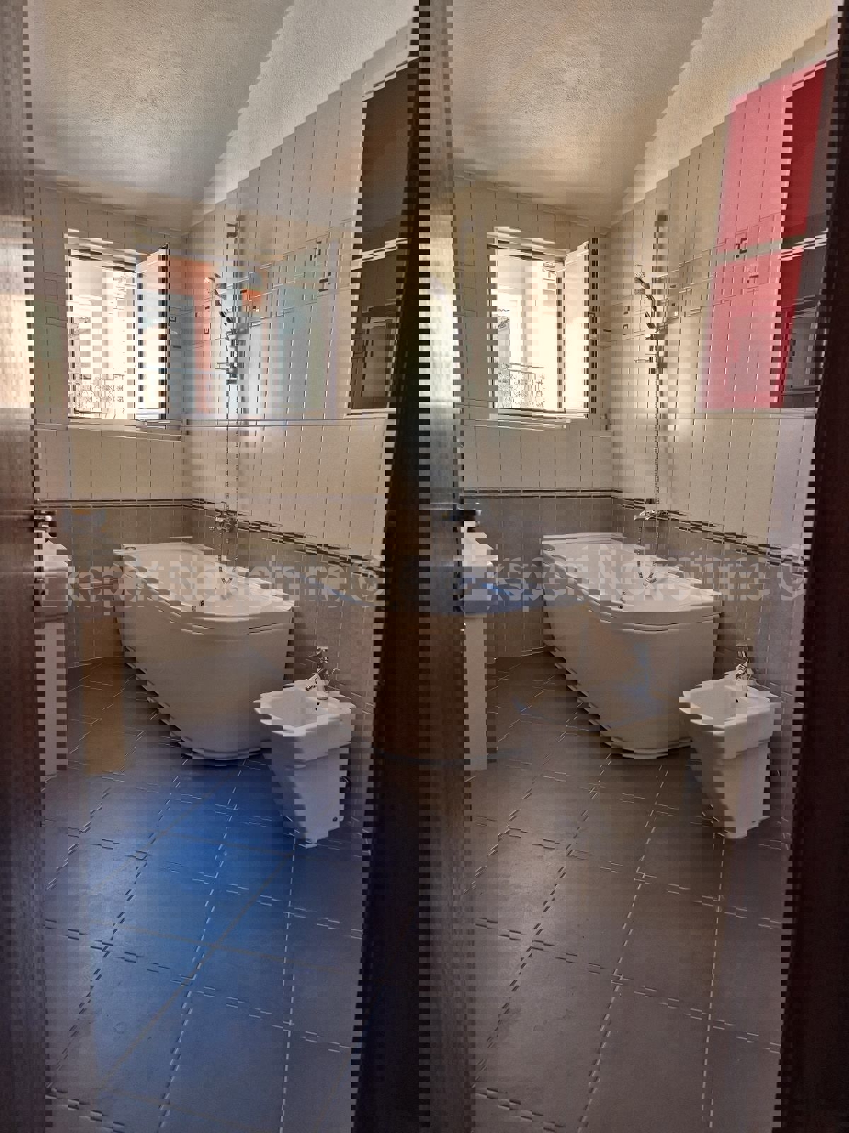 Spalato, Manuš, appartamento diviso in due unità abitative di 50 m2 e 30 m2. (planimetria allegata)  Impianti elettrici, idrici, pavimenti, pareti, soffitto, aperture, soletta in cemento completamente ristrutturati.  L'appartamento è arredato e viene