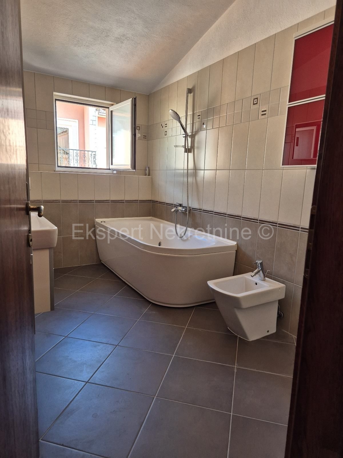 Spalato, Manuš, appartamento diviso in due unità abitative di 50 m2 e 30 m2. (planimetria allegata)  Impianti elettrici, idrici, pavimenti, pareti, soffitto, aperture, soletta in cemento completamente ristrutturati.  L'appartamento è arredato e viene