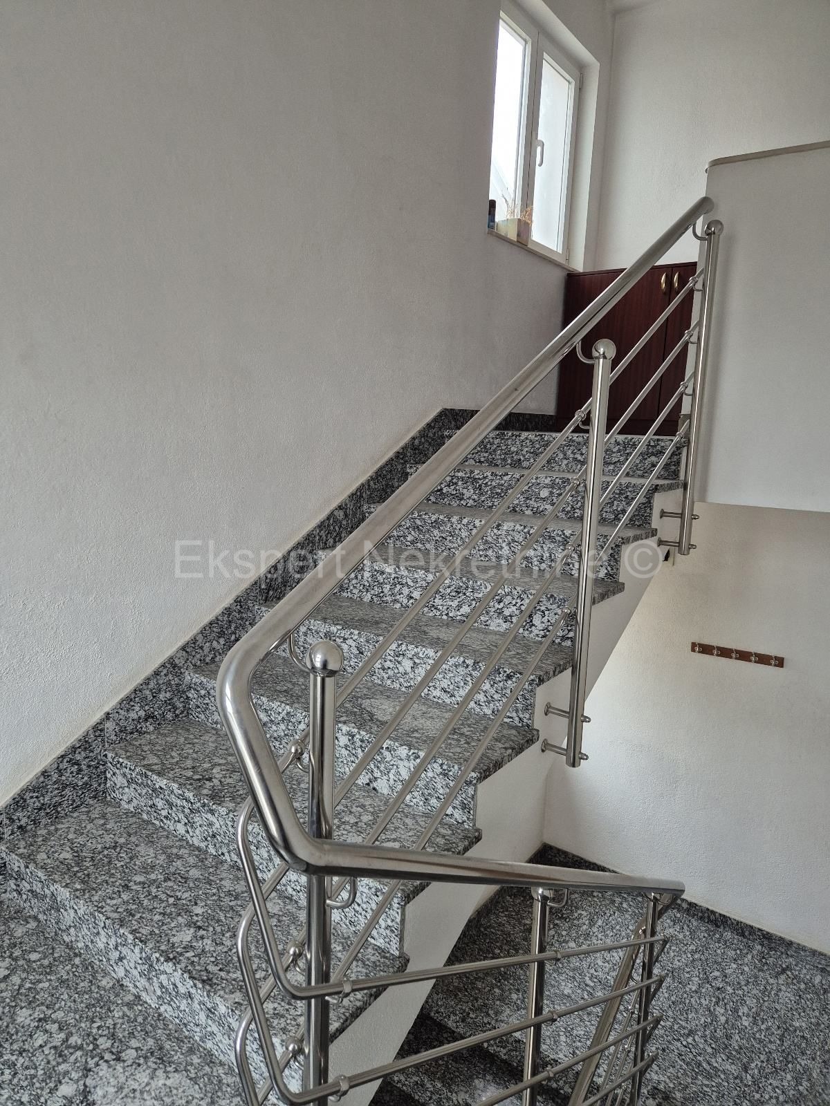 Spalato, Manuš, appartamento diviso in due unità abitative di 50 m2 e 30 m2. (planimetria allegata)  Impianti elettrici, idrici, pavimenti, pareti, soffitto, aperture, soletta in cemento completamente ristrutturati.  L'appartamento è arredato e viene