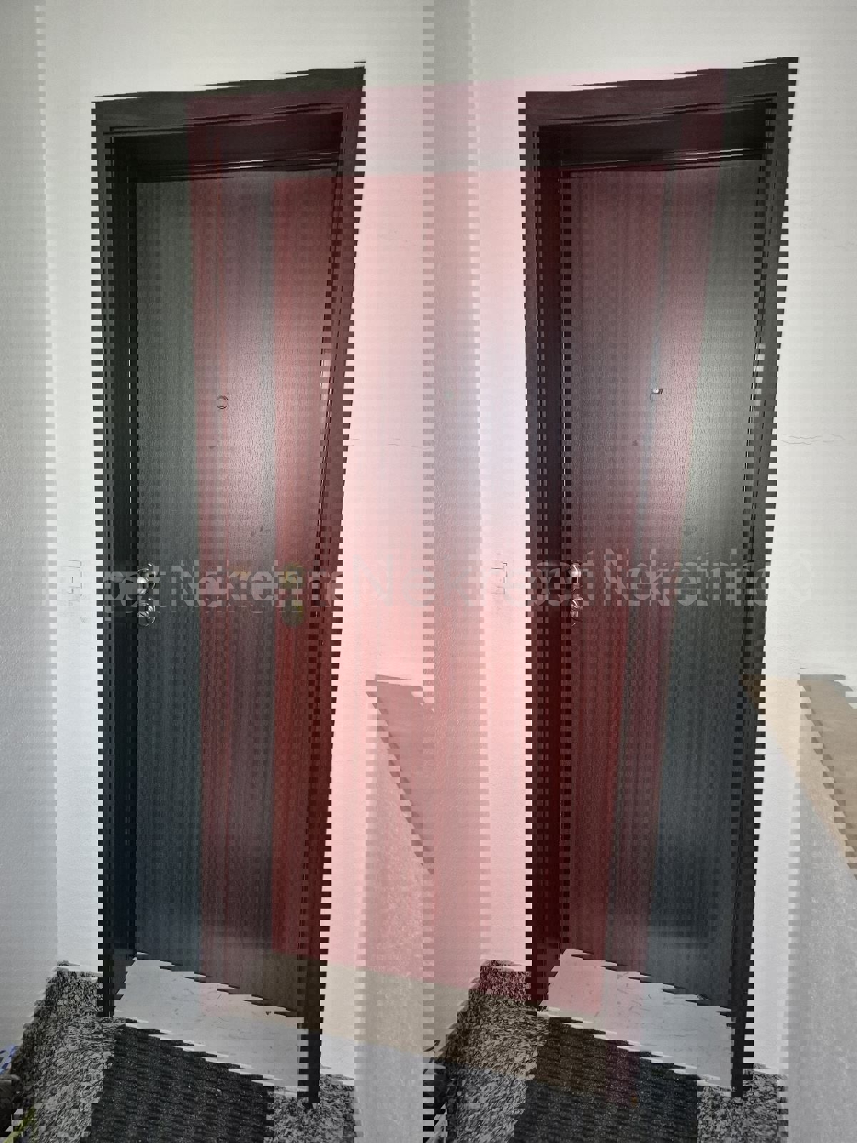 Spalato, Manuš, appartamento diviso in due unità abitative di 50 m2 e 30 m2. (planimetria allegata)  Impianti elettrici, idrici, pavimenti, pareti, soffitto, aperture, soletta in cemento completamente ristrutturati.  L'appartamento è arredato e viene