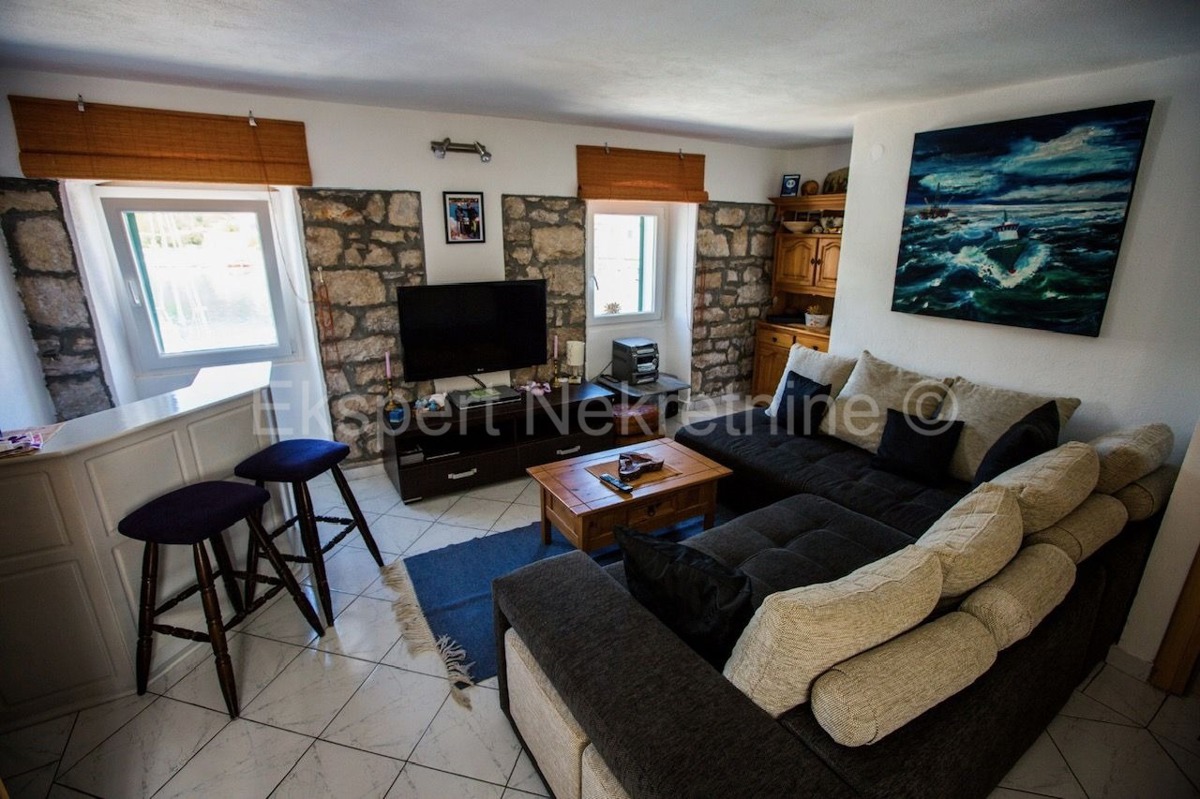 Drvenik Veliki, 2 case a schiera con garage, taverna e giardino, 1a fila al mare