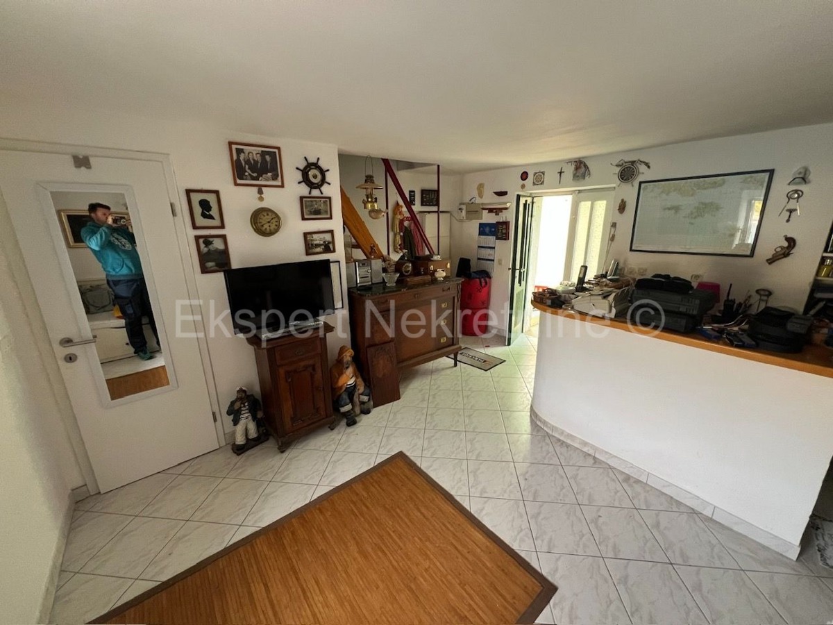 Drvenik Veliki, 2 case a schiera con garage, taverna e giardino, 1a fila al mare