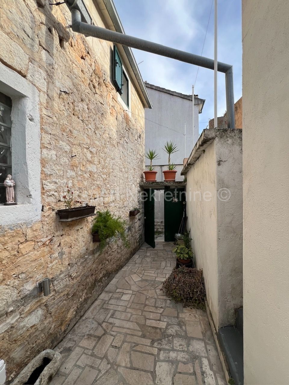 Drvenik Veliki, 2 case a schiera con garage, taverna e giardino, 1a fila al mare