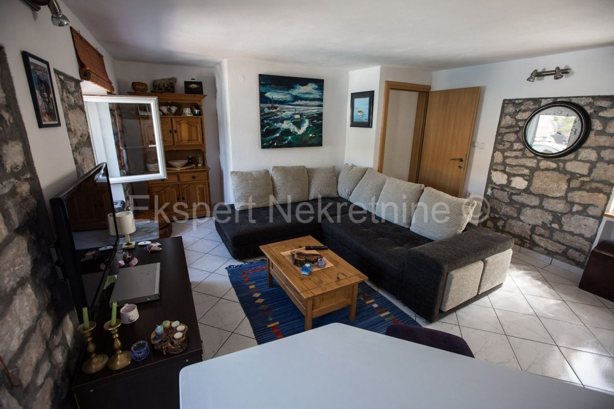 Drvenik Veliki, 2 case a schiera con garage, taverna e giardino, 1a fila al mare