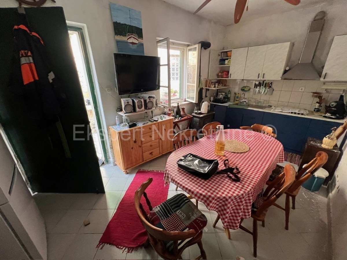 Drvenik Veliki, 2 case a schiera con garage, taverna e giardino, 1a fila al mare