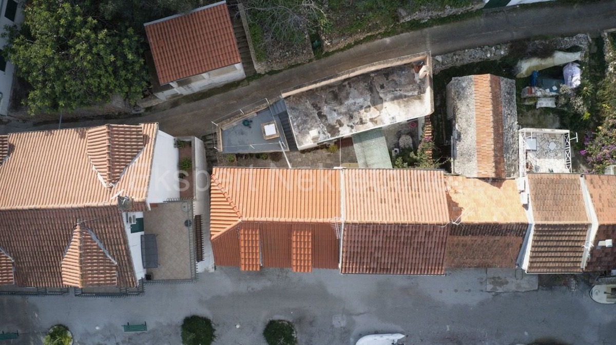 Drvenik Veliki, 2 case a schiera con garage, taverna e giardino, 1a fila al mare