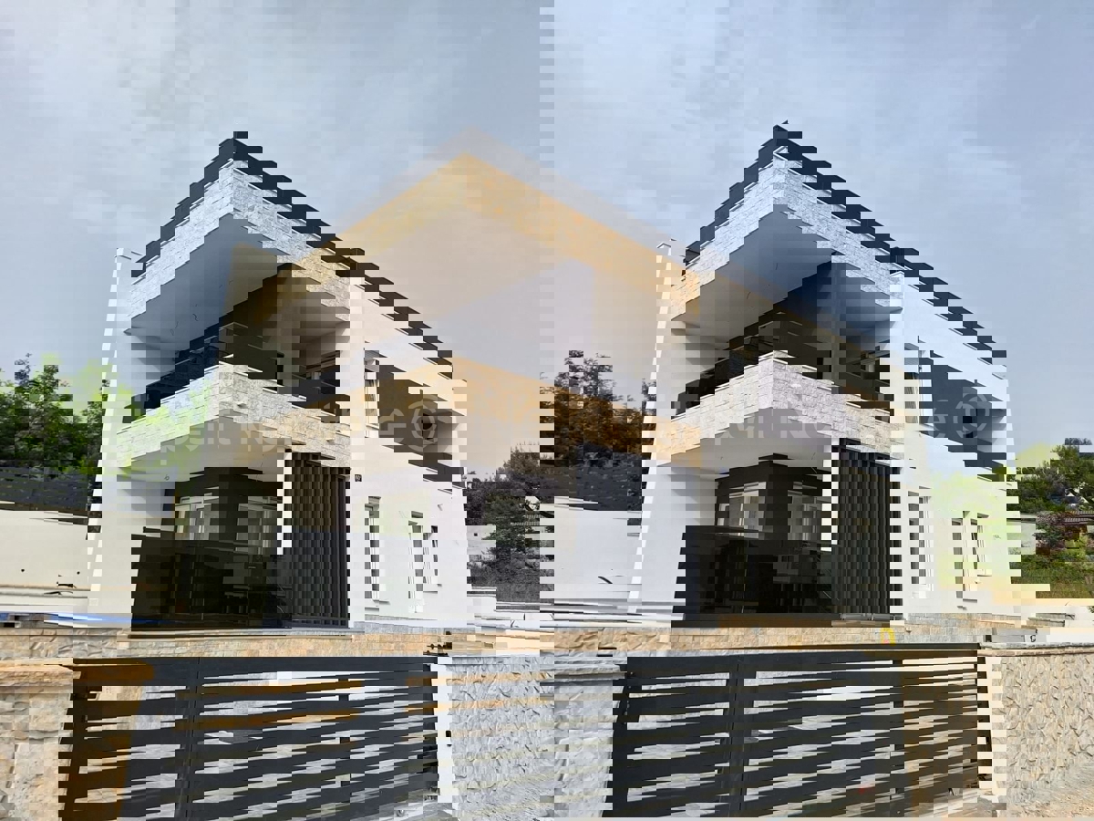 Ražanac, Rtina, casa indipendente con piscina e jacuzzi, vista mare