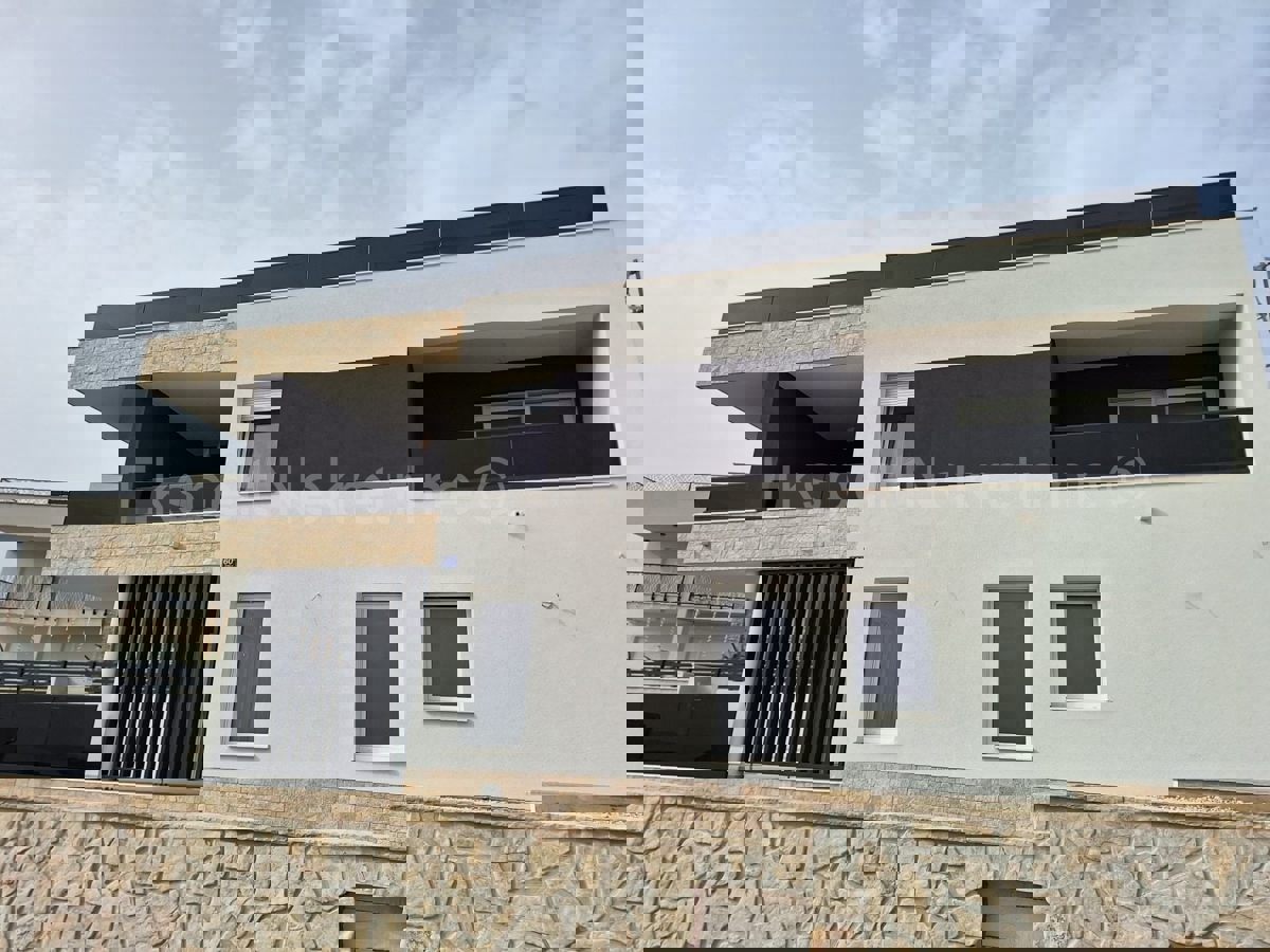 Ražanac, Rtina, casa indipendente con piscina e jacuzzi, vista mare