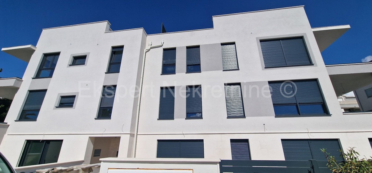 Ciovo, Okrug G, penthouse 85m2 + 40m2 roof terrace + 25m2 swimming pool on the terrace