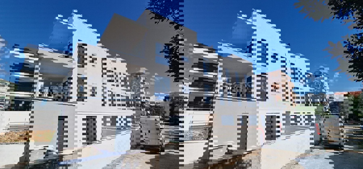 Ciovo, Okrug G, penthouse 85m2 + 40m2 roof terrace + 25m2 swimming pool on the terrace