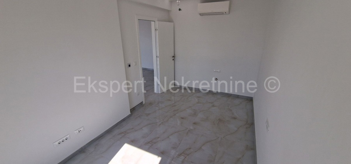 Ciovo, Okrug G, penthouse 85m2 + 40m2 roof terrace + 25m2 swimming pool on the terrace