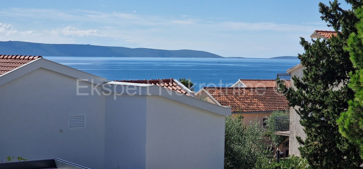 Ciovo, Okrug G, penthouse 85m2 + 40m2 roof terrace + 25m2 swimming pool on the terrace