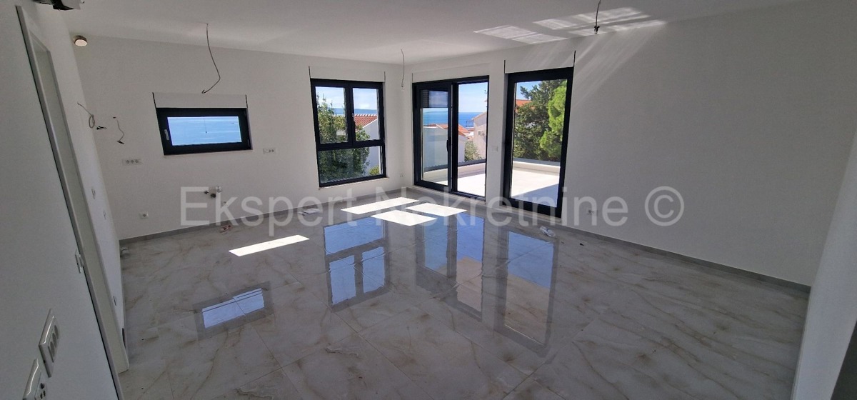 Ciovo, Okrug G, penthouse 85m2 + 40m2 roof terrace + 25m2 swimming pool on the terrace