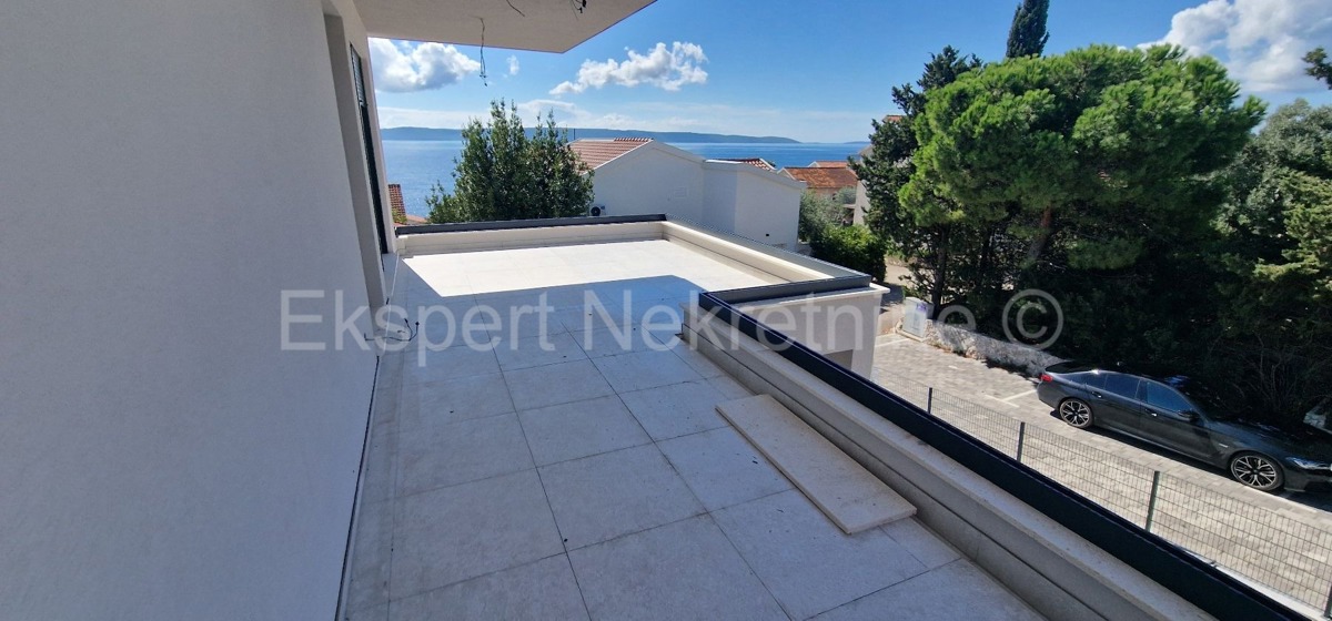 Ciovo, Okrug G, penthouse 85m2 + 40m2 roof terrace + 25m2 swimming pool on the terrace