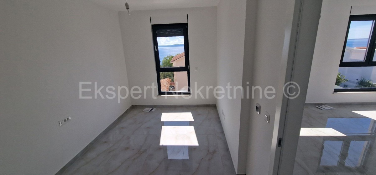 Ciovo, Okrug G, penthouse 85m2 + 40m2 roof terrace + 25m2 swimming pool on the terrace