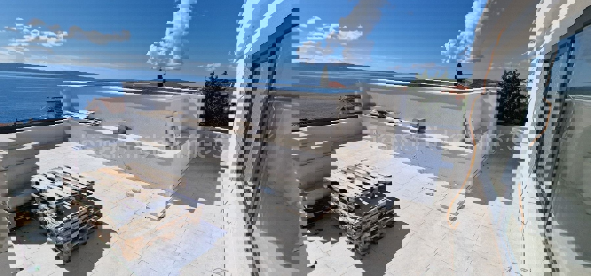 Ciovo, Okrug G, penthouse 85m2 + 40m2 roof terrace + 25m2 swimming pool on the terrace