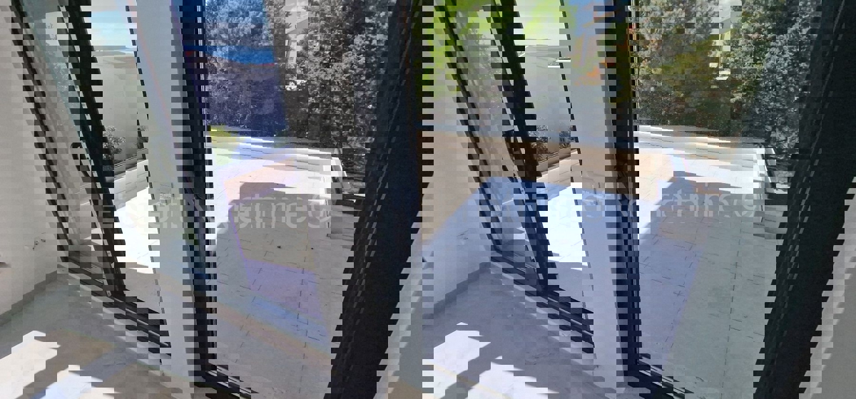 Ciovo, Okrug G, penthouse 85m2 + 40m2 roof terrace + 25m2 swimming pool on the terrace