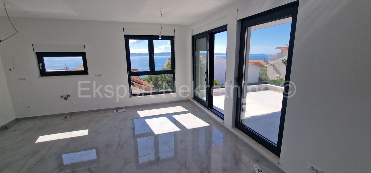 Ciovo, Okrug G, penthouse 85m2 + 40m2 roof terrace + 25m2 swimming pool on the terrace