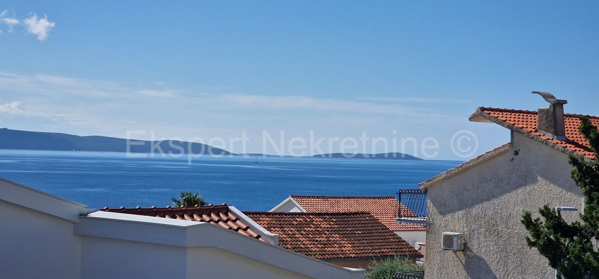 Ciovo, Okrug G, penthouse 85m2 + 40m2 roof terrace + 25m2 swimming pool on the terrace