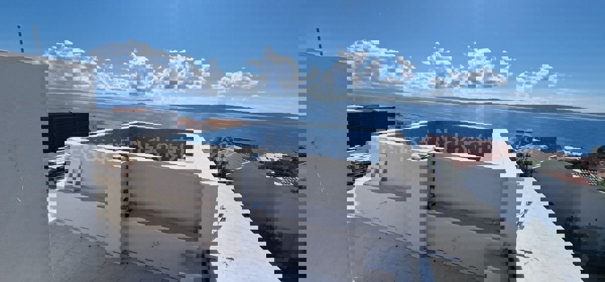 Ciovo, Okrug G, penthouse 85m2 + 40m2 roof terrace + 25m2 swimming pool on the terrace