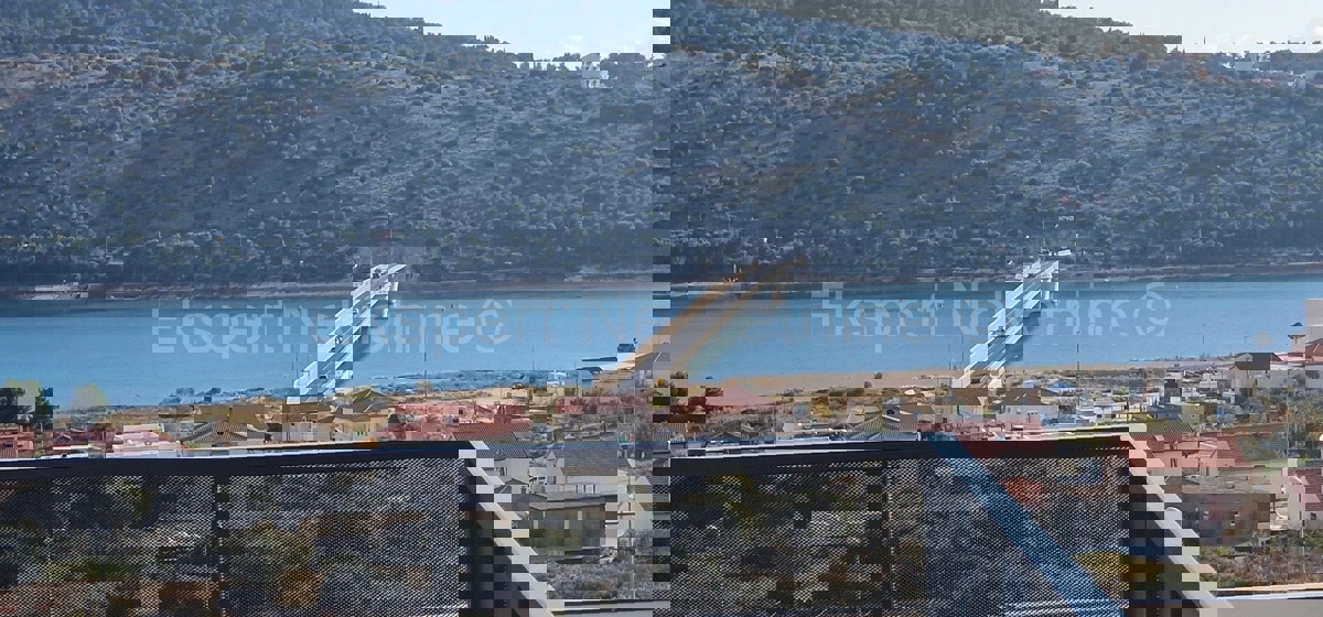 Trogir, luxury penthouse 160 m2, 2 garages, new building, sea view