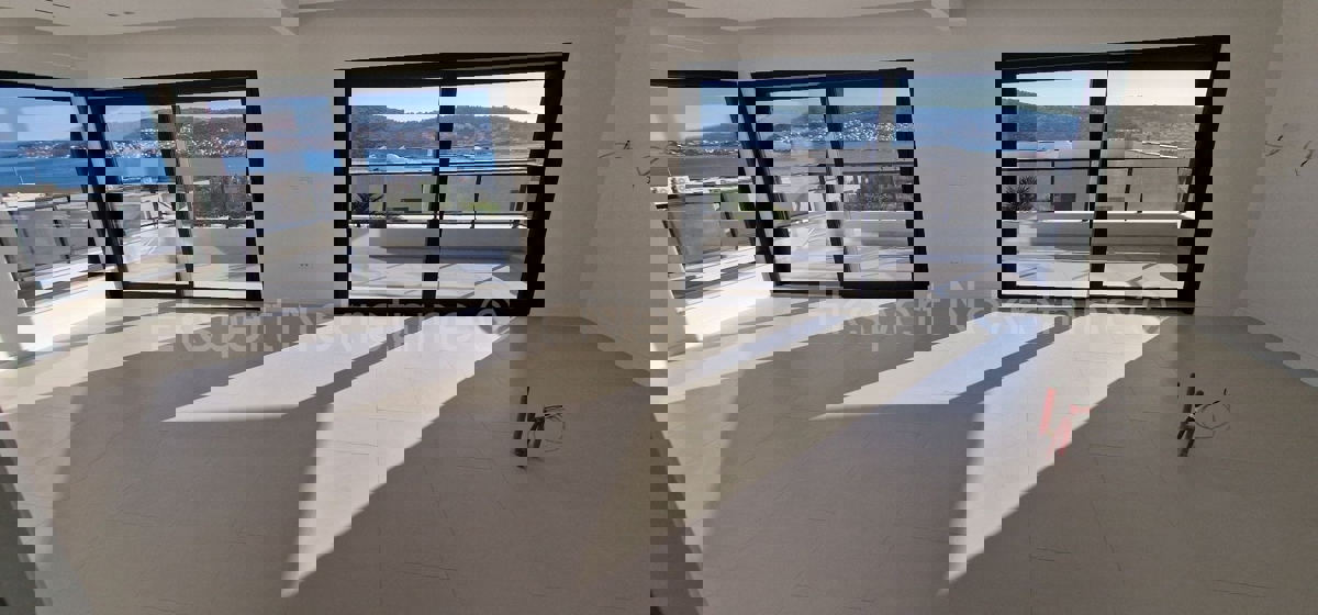 Trogir, luxury penthouse 160 m2, 2 garages, new building, sea view