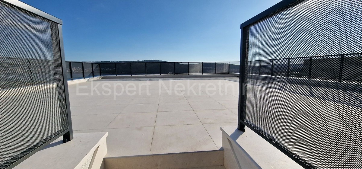 Trogir, luxury penthouse 160 m2, 2 garages, new building, sea view