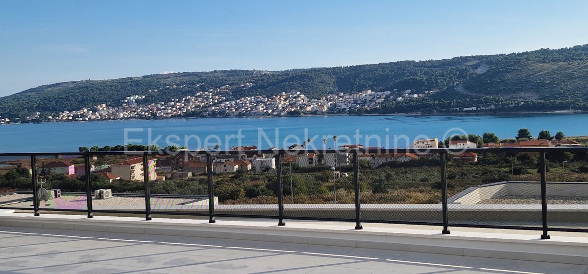 Trogir, luxury penthouse 160 m2, 2 garages, new building, sea view